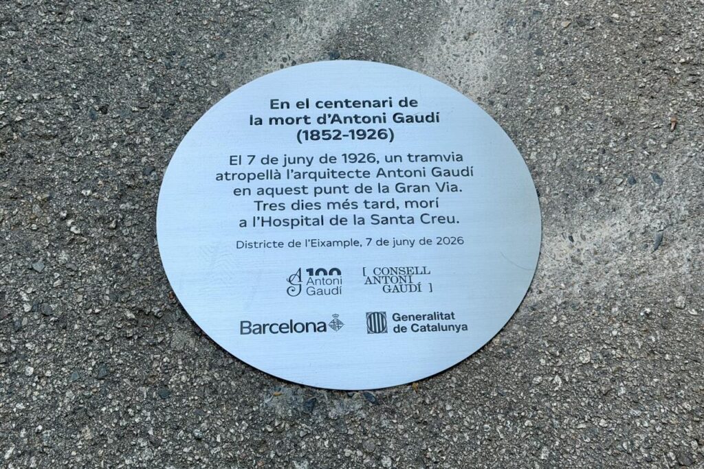 Barcelona ret homenatge a Antoni Gaudí amb una placa commemo