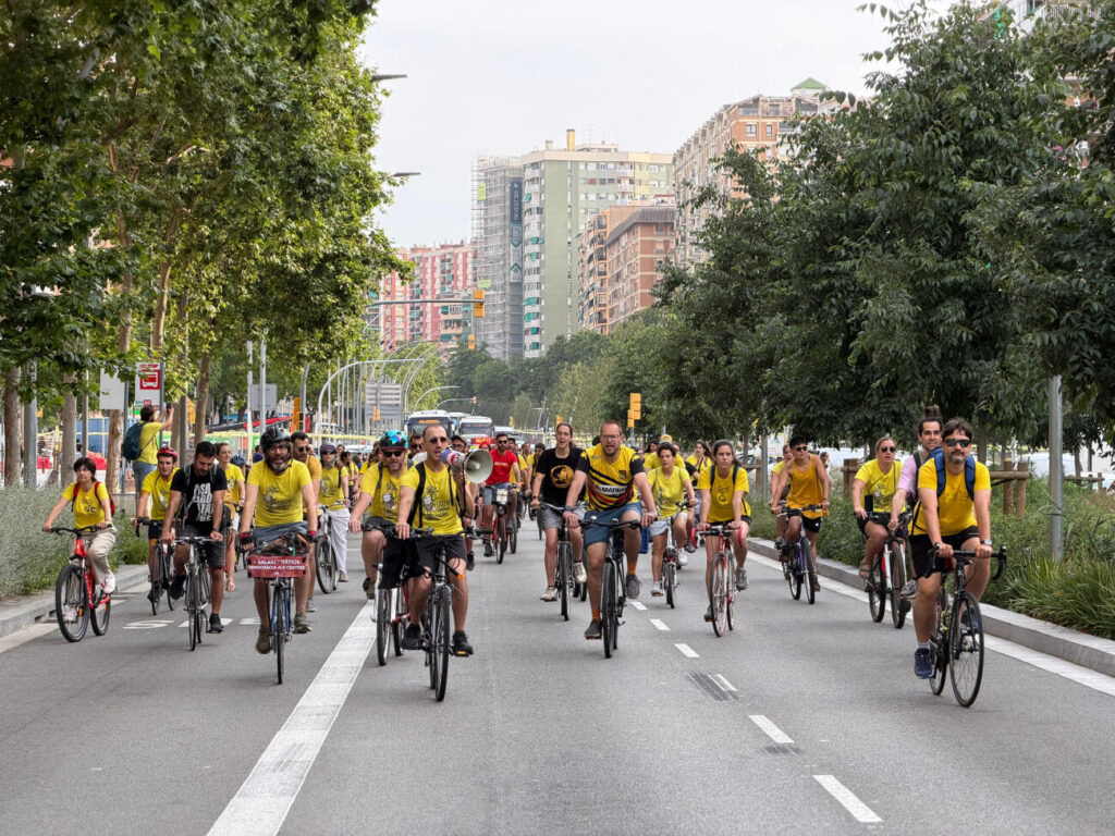 Els docents en vaga fan bicicletades a Barcelona i una protesta davant de la Casa Batlló