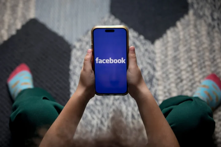 Un nadó mira una pantalla amb el logotip de Facebook, una de les xarxes socials de Meta (fotografia: Brent Lewin/Bloomberg).