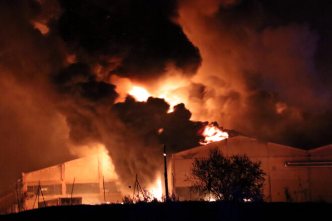 Els bombers estabilitzen l’incendi en una empresa de fruita de Lleida, que ha obligat a confinar un miler de veïns