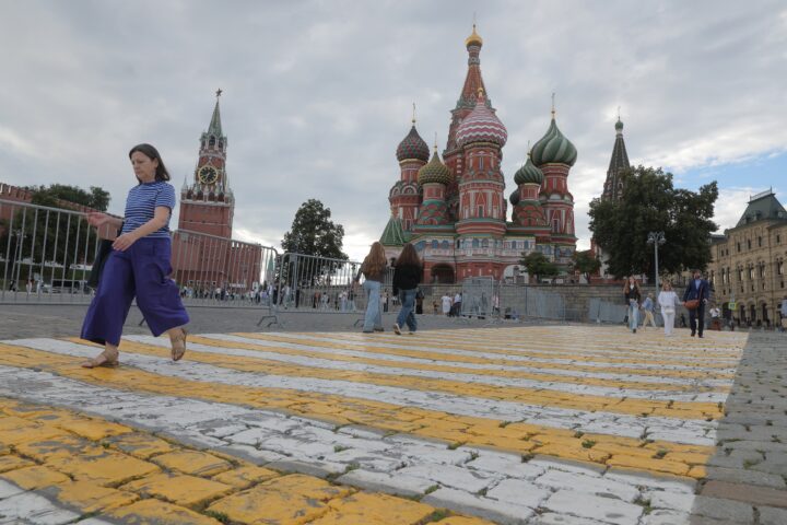 Vianants passen davant el Kremlin, el palau presidencial de Rússia, aquesta setmana (fotografia: Maksim Xipénkov/Efe).