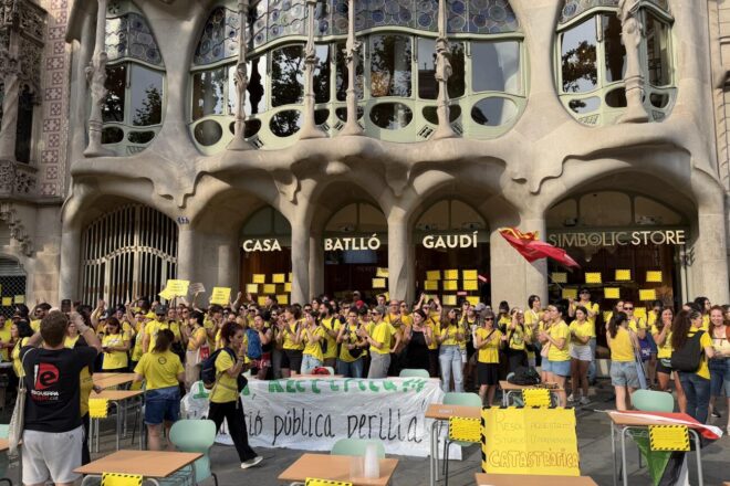 Els docents en vaga bloquen l’accés a la Casa Batlló amb pupitres i cadires