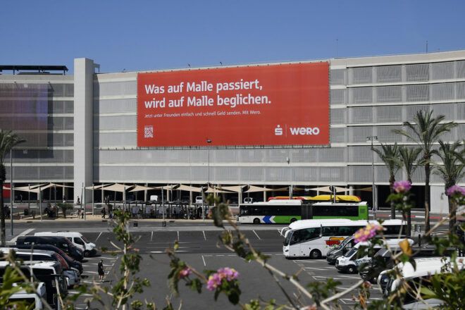 Retiren l’anunci polèmic de l’aeroport de Palma que feia broma del turisme d’excessos