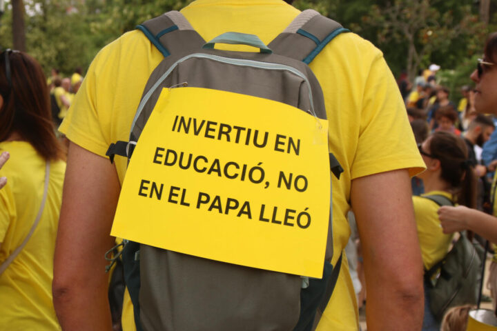 Cartell de la vaga educativa de divendres 5 de juny (fotografia: ACN).