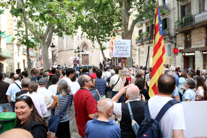 Concentració “contra els privilegis públics” de la visita del papa