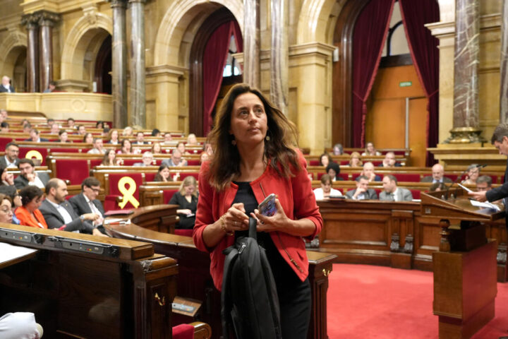 La consellera d'Educació, Esther Niubó, en l'últim ple del parlament (fotografia: ACN).