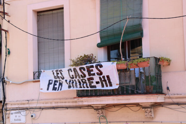 Imatge d'arxiu d'una pancarta en una casa.