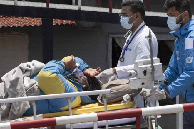 Miracle a l’Everest: troben viu un guia que va desaparèixer fa una setmana