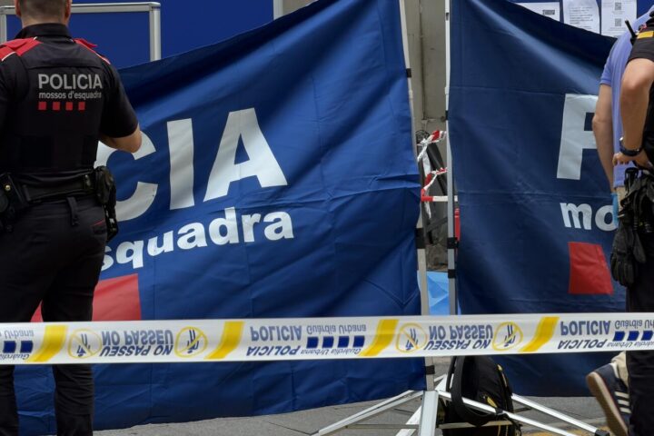 Escena del crim d'un home al carrer de Balmes de Barcelona, aquest dimecres (fotografia: ACN).