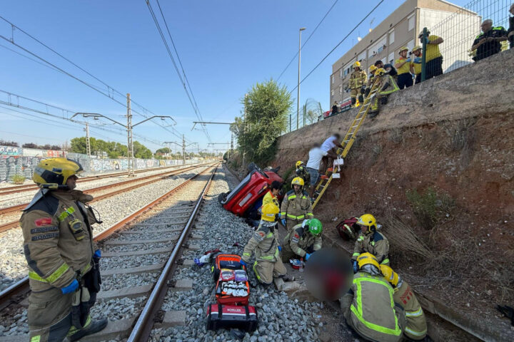 Un vehicle bolcat a les vies de tren a Sabadell.