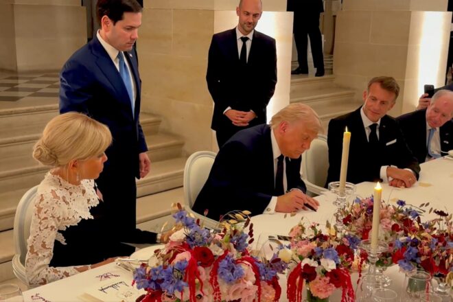 Trump i Pezeixkian signen l'acord que obre les negociacions per la pau: obertura de l'estret d'Ormuz i 300.000 milions per a la reconstrucció