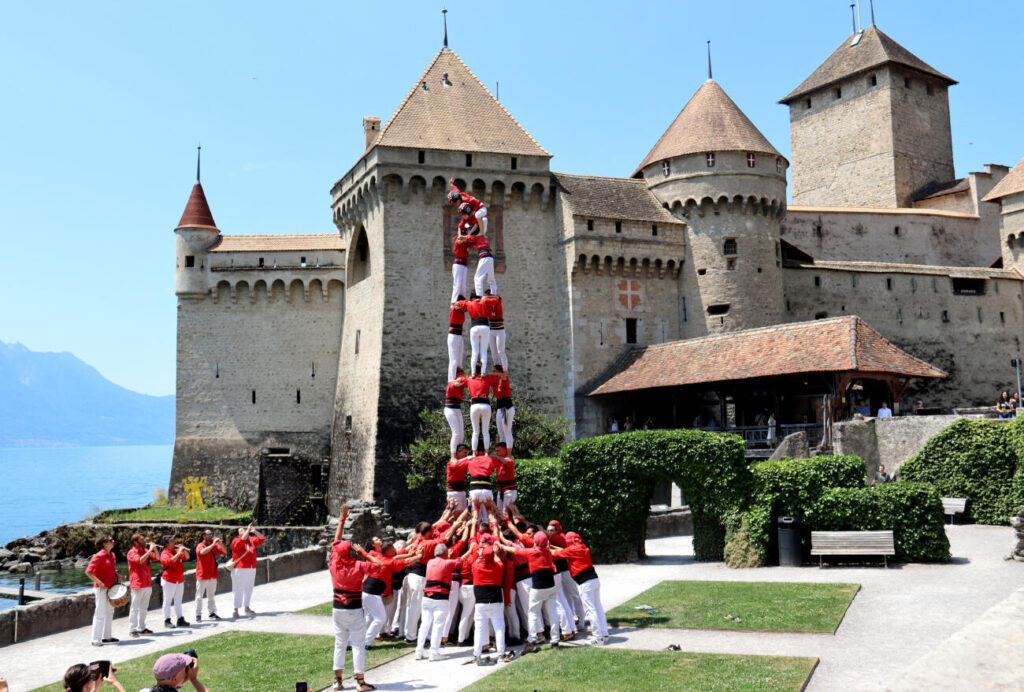 Els Castellers de Barcelona continuen la ronda per Suïssa i aixequen castells a Chillon i Lausana