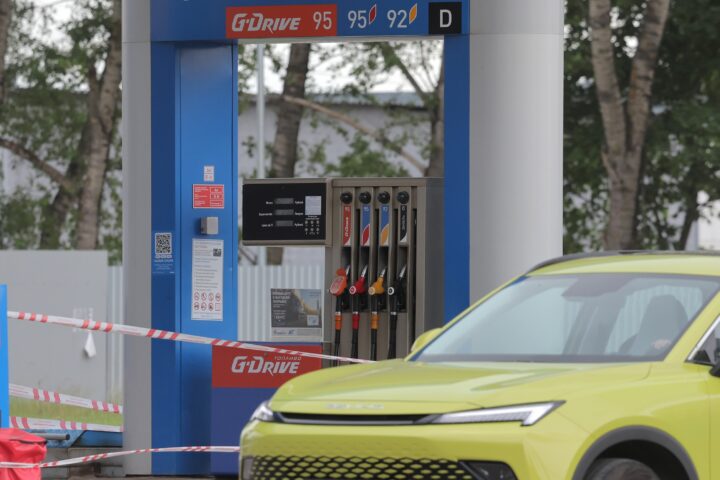 Una benzinera clausurada per manca de benzina als afores de Moscou, la capital de Rússia, dilluns (fotografia: Maksim Xipenkov/Efe).