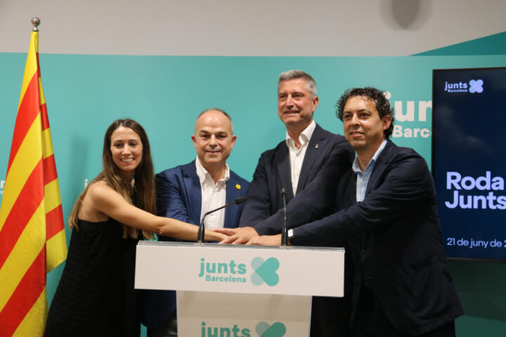 Al centre, el secretari general de Junts, Jordi Turull, i el candidat per Barcelona, Jordi Martí. A l'esquerra, la secretària d'organització, Judith Toronjo, i a la dreta el coordinador del grup municipal, Joan Rodríguez (fotografia: ACN).