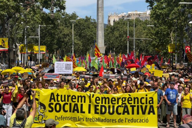 Docents i famílies tornen a manifestar-se a Barcelona en defensa de l’educació pública