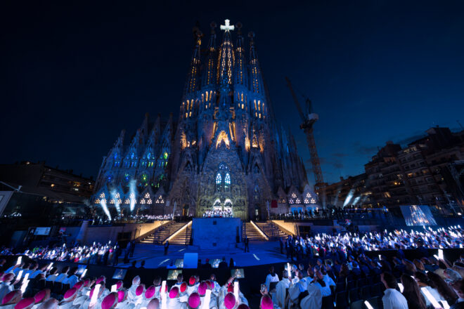 Lleó XIV beneeix la torre de Jesucrist i culmina la visita amb un gran espectacle de llum i música