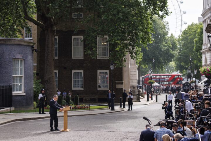 El fins ara primer ministre britànic, Keir Starmer, anuncia la dimissió en un discurs davant el número 10 de Downing Street, ahir (fotografia: Tolga Akmen/Efe).