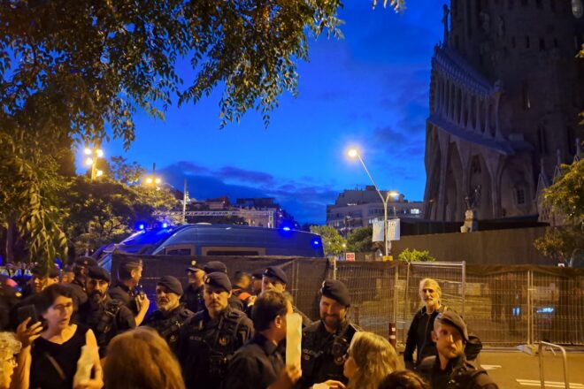 Incident greu a la Sagrada Família: la seguretat expulsa i encercla 600 cantaires en descobrir-los estelades entre les partitures