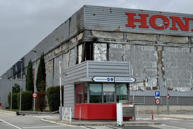 Controlat l’incendi que ha calcinat una nau de 20.000 metres quadrats d’Honda a Santa Perpètua de Mogoda