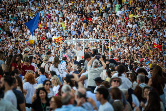 El papa oficia la vigília de pregària a l’Estadi Olímpic