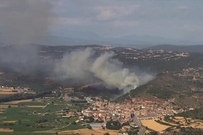 Els bombers treballen per terra i aire en un incendi a Ponts
