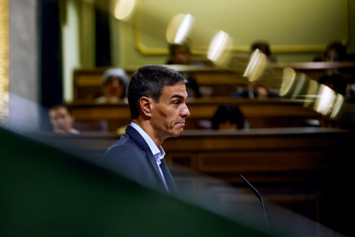 El president espanyol, Pedro Sánchez, en un moment de la compareixença (fotografia: EFE / J.J.Guillén).