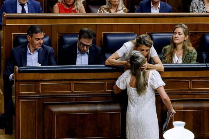 Yolanda Díaz felicitant Verónica Martínez Barbero després d'una intervenció al congrés espanyol. Fotografia: EFE.