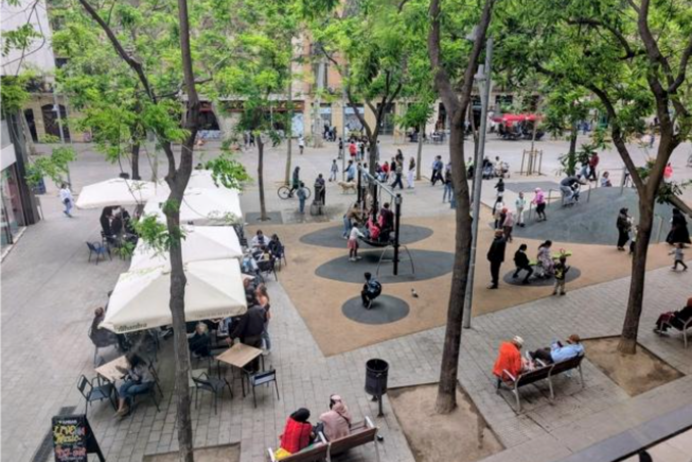 La plaça vista des de l’encreuament de Nou de Dulce.