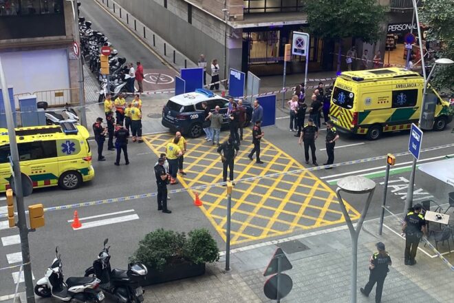 Assassinat a trets un home davant de la comissaria de la policia espanyola al carrer de Balmes