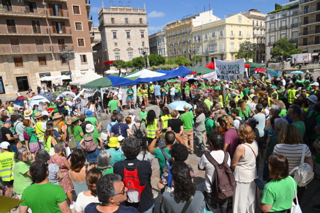 “Consellera, negocie!”: el crit que naix de l’acampada de docents en vaga a la plaça de la Mare de Déu de València