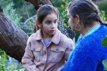 Una àvia i una néta parlen de flors i de la mort, en un dels fotogrames del film.