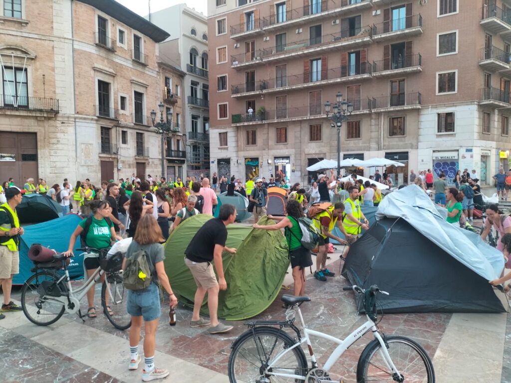 Els docents en vaga comencen una acampada a la plaça de la Mare de Déu de València