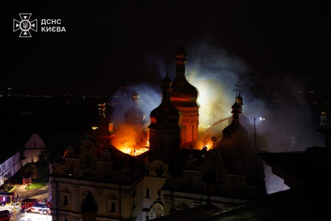 Nou morts en atacs russos a Ucraïna, que incendien també la catedral de la Dormició de Kíiv