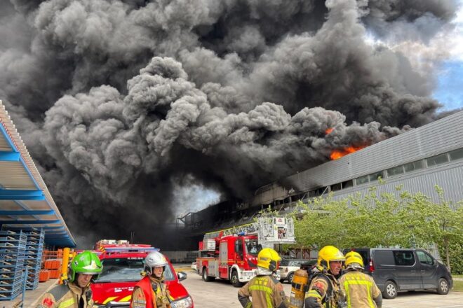 Gran incendi a la planta de Montesa Honda: la nau s’esfondra i evacuen les naus pròximes