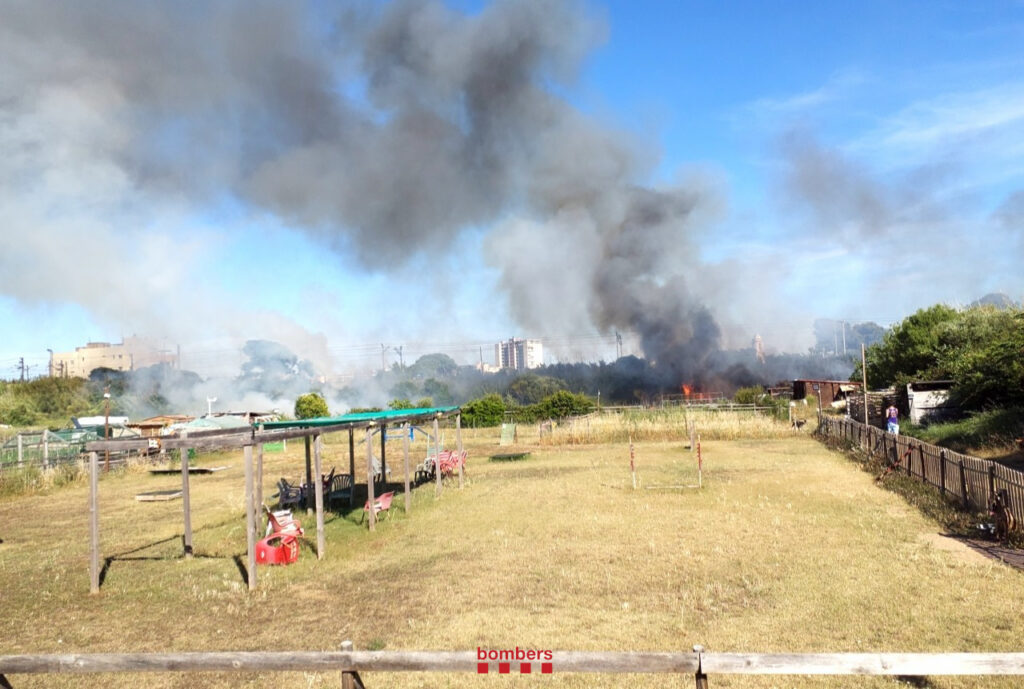 Un incendi a Coma-ruga obliga a tallar la circulac
