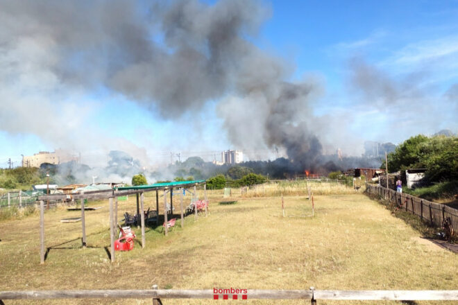 Un incendi a Coma-ruga obliga a tallar la circulació ferroviària entre Sant Vicenç de Calders i Torredembarra