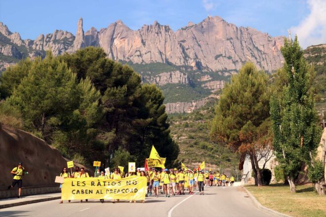 Un centenar de docents fan una marxa a peu fins a Montserrat contra el pre-acord amb Educació