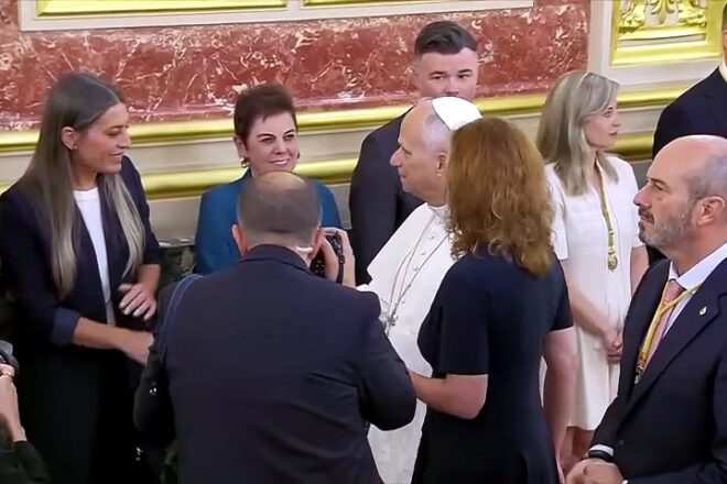 [VÍDEO] Míriam Nogueras i Eduard Pujol demanen al papa que parli en català: “És un acte de respecte i amor”