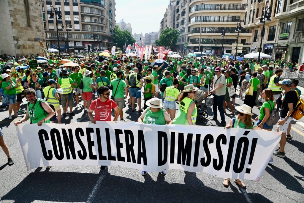 “Volem tornar a negociar”: nova manifestació de docents a València en el dissetè dia de vaga indefinida