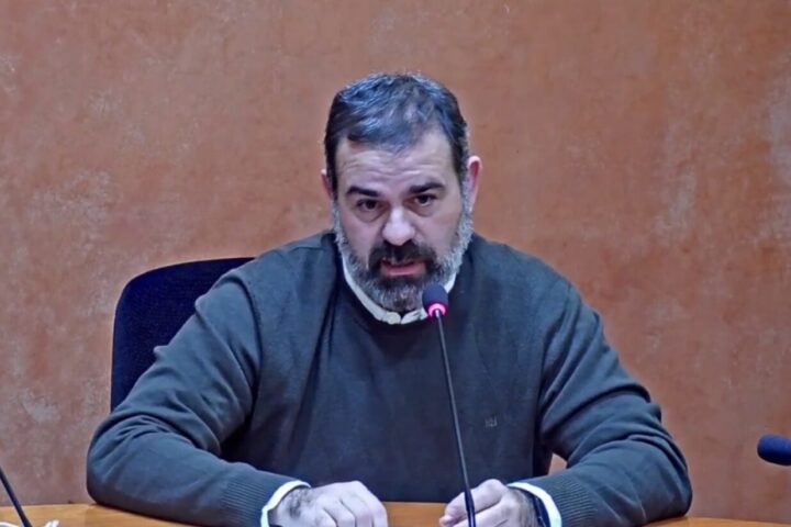 Víctor García en un ple.
