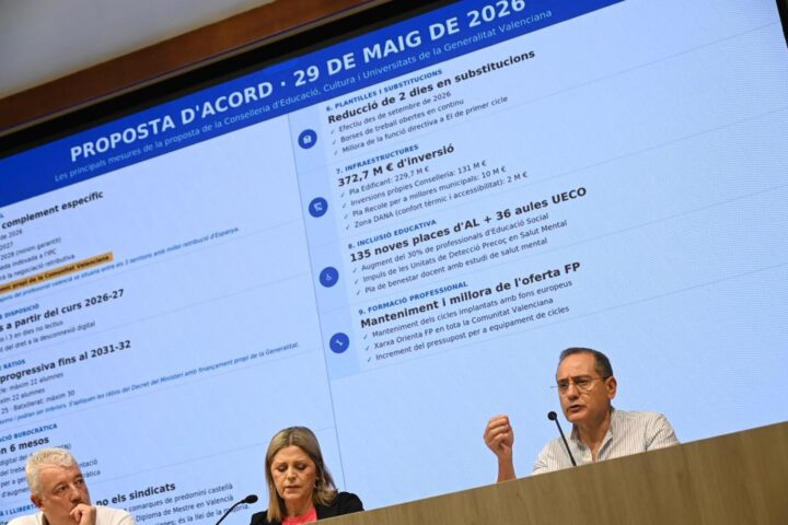 Carmen Ortí i part del seu equip en la conferència de pemsa d'avui (fotografia: Prats i Camps).