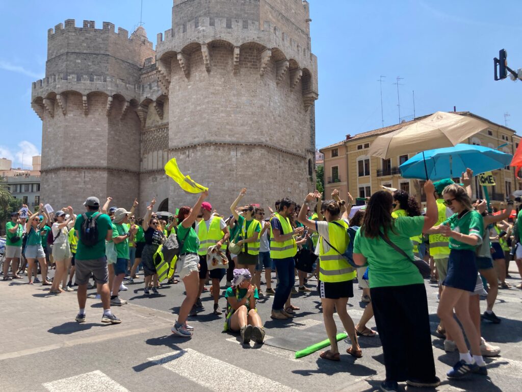 [VÍDEOS I FOTOS] Grups de docents en vaga tallen el trànsit al centre de València