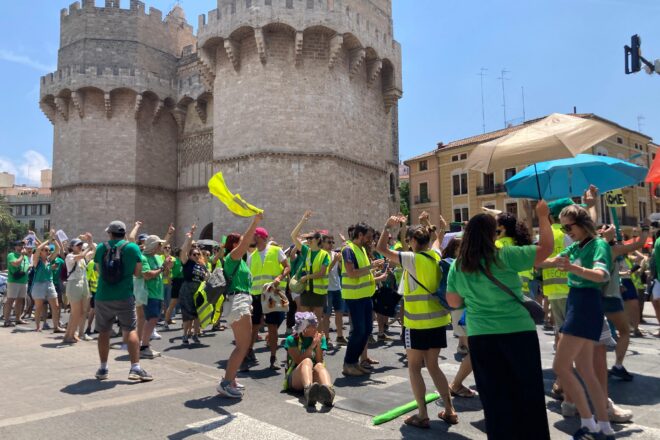 Grups de docents en vaga tallen el trànsit al centre de València