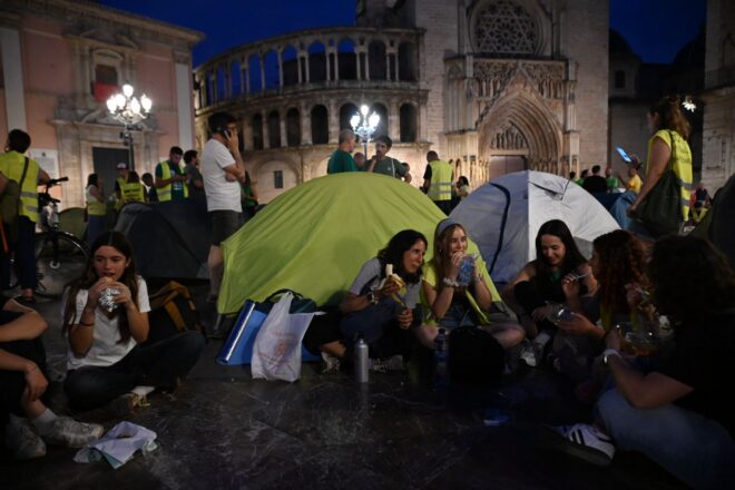 Els docents continuen l’acampada a la plaça de la Mare de Déu mentre creix la disputa sobre un possible desallotjament