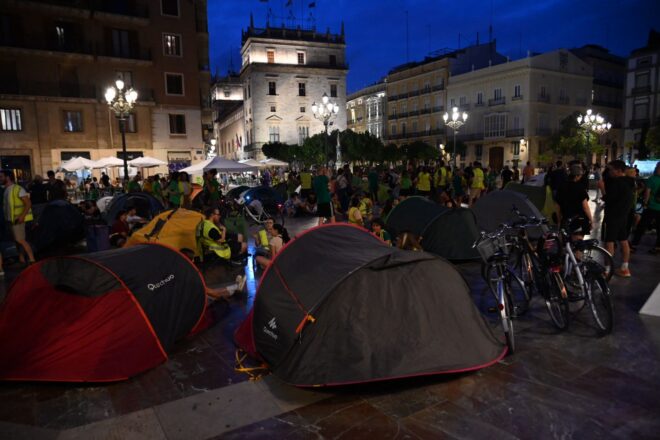 Els docents en vaga comencen una acampada a la plaça de la Mare de Déu de València