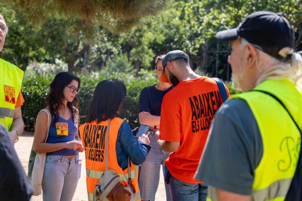 Una macroenquesta a peu de carrer vol prendre el pols al malestar per la crisi d’habitatge i l’estancament dels salaris