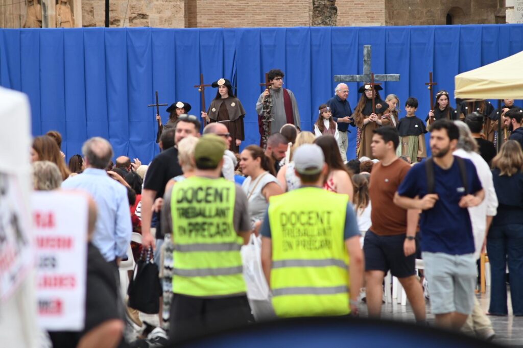El Corpus comença amb normalitat a València després de l’acord dels docents per a reubicar l’acampada