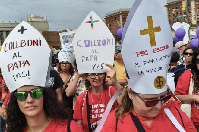 Docents i treballadors de l’Ajuntament de Barcelona es manifesten coincidint amb la visita del papa