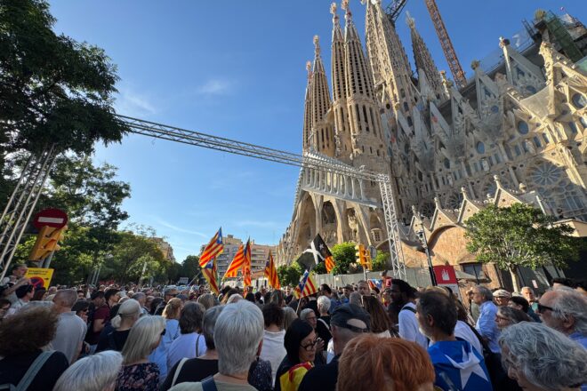 Cantada popular davant la Sagrada Família en resposta a l’expulsió dels cantaires