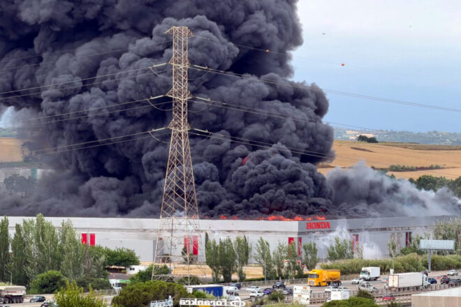 Declarat un incendi a la planta de Montesa Honda a Santa Perpètua de Mogoda